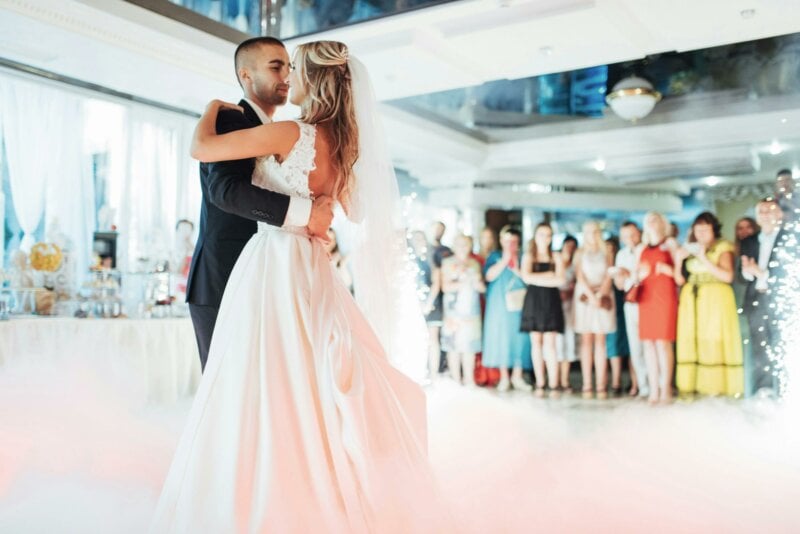 Première danse d'un couple de mariés