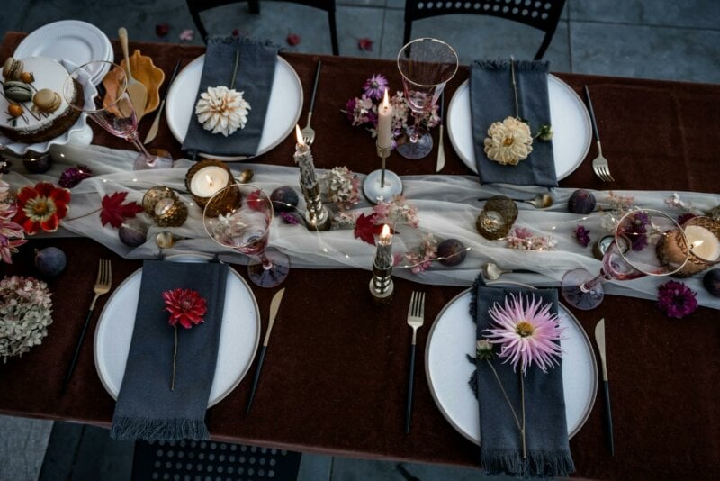 Table de mariage décorée de fleurs et de bougies