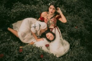 Couple de mariées dans l'herbe style romantique