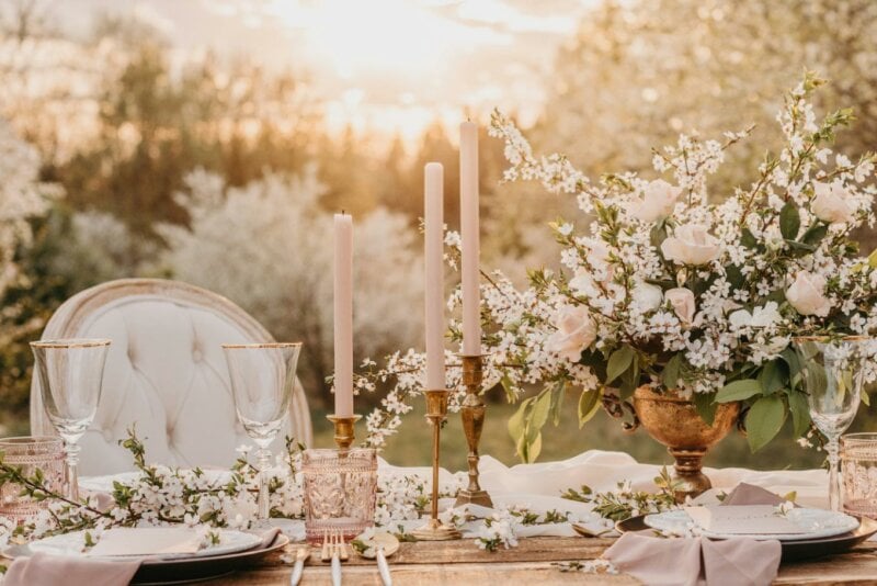 Table de mariage champêtre avec chandeliers et fleurs