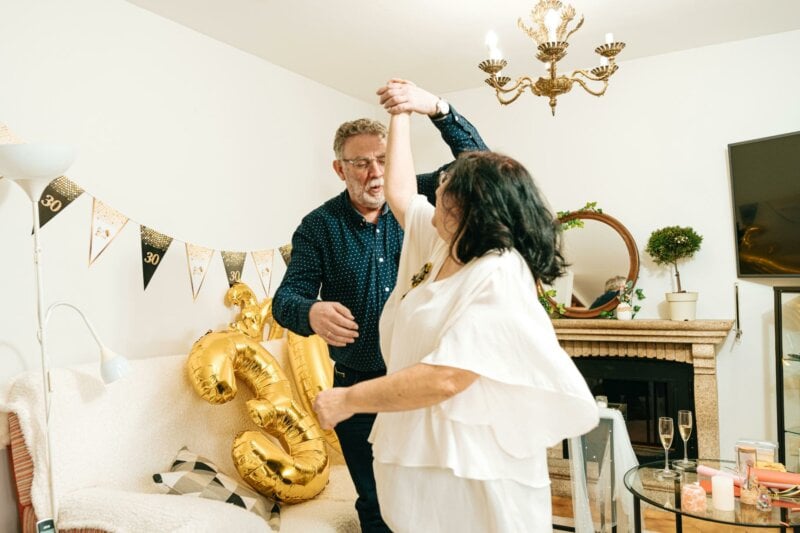 Couple en train de danser pour son 30e anniversaire de mariage