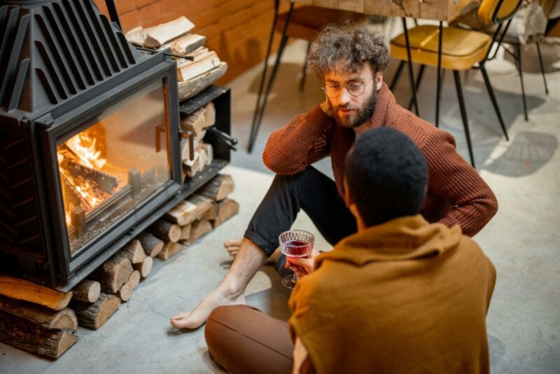 Deux hommes assis au coin du feu