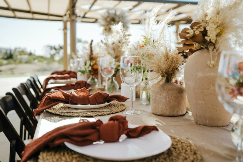 Table de mariage aux tons naturels