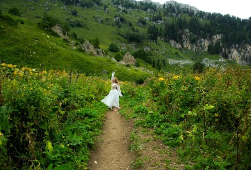 Mariée dans un cadre naturel