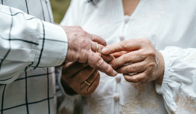 Mains d'un couple âgé