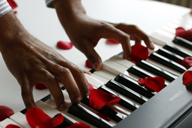 Pétales de rose sur un piano