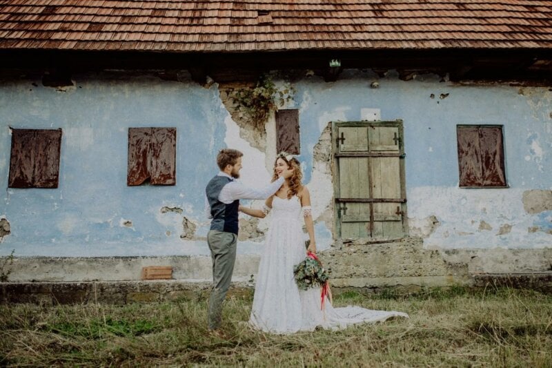 Couple devant une vieille maison