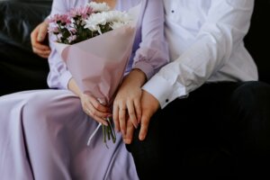Couple avec des fleurs fêtant son anniversaire de mariage