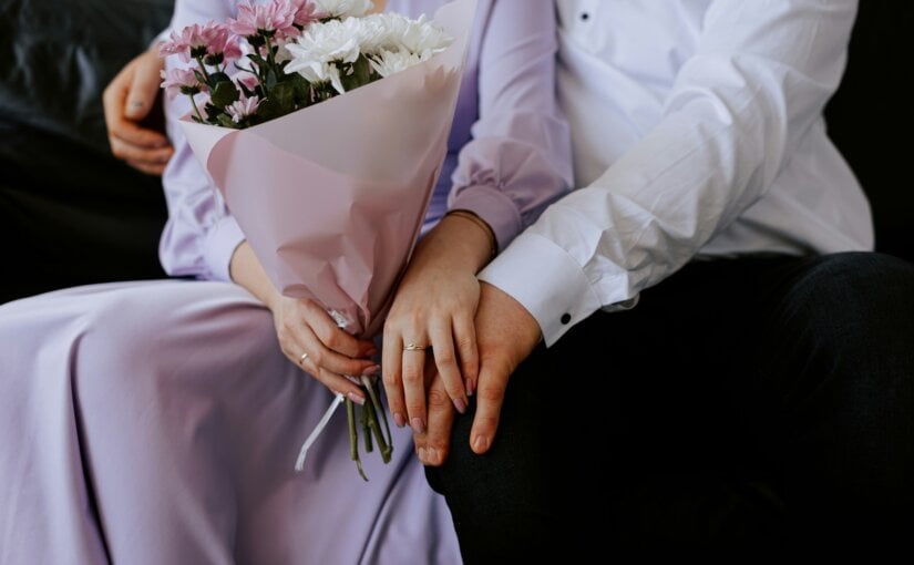 Couple avec des fleurs fêtant son anniversaire de mariage