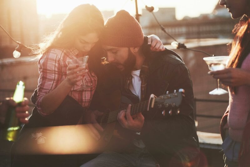 Couple avec une guitare