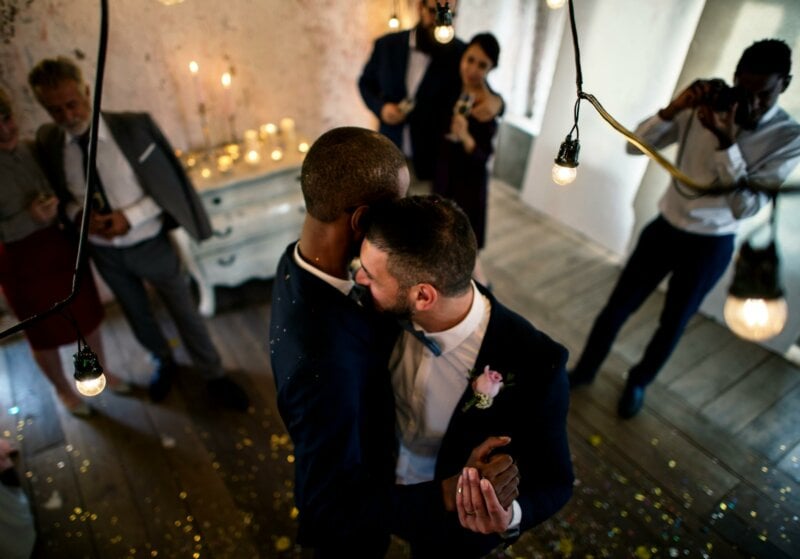 Couple d'hommes en train de danser