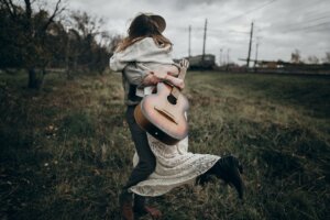 Couple hugging with a guitar