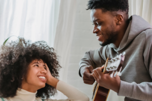 Couple avec une guitare