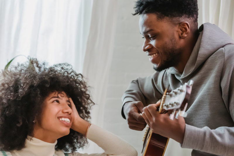 Couple avec une guitare