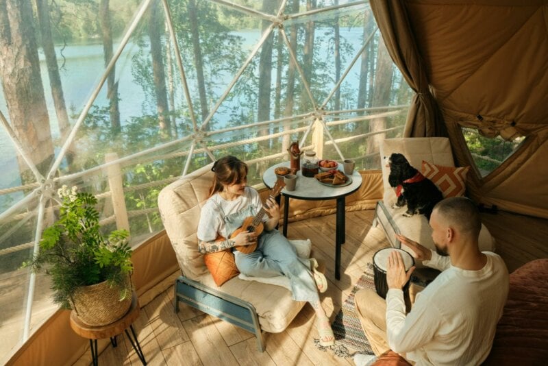 Couple en glamping dans la forêt