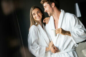 Couple en peignoirs