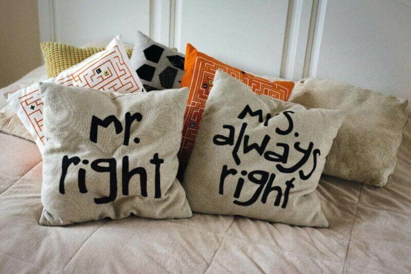 Housses de coussin Mr. Right et Mrs. Always Right