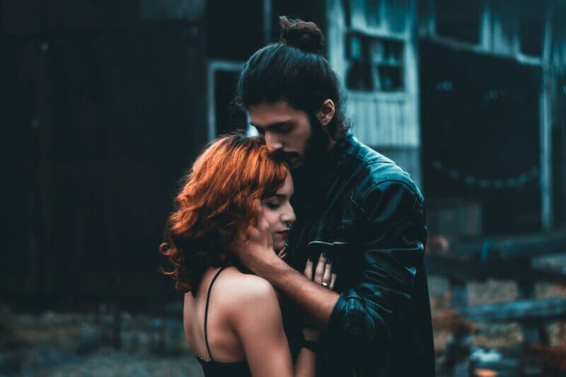 Homme embrassant les cheveux d'une femme