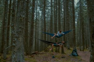 Couple sur des hamacs dans la forêt