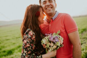 Couple avec un bouquet de fleurs