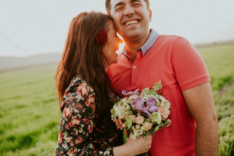 Couple avec un bouquet de fleurs