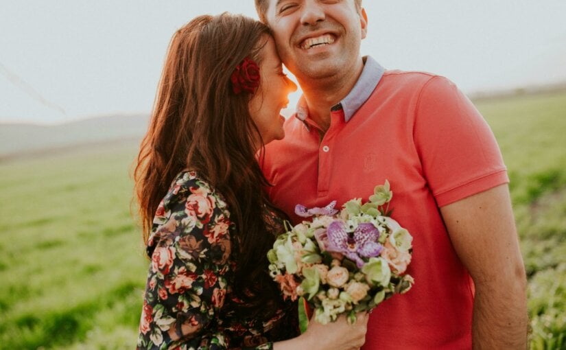 Couple avec un bouquet de fleurs