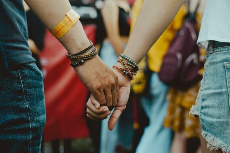 Mains entrelacées avec bracelets