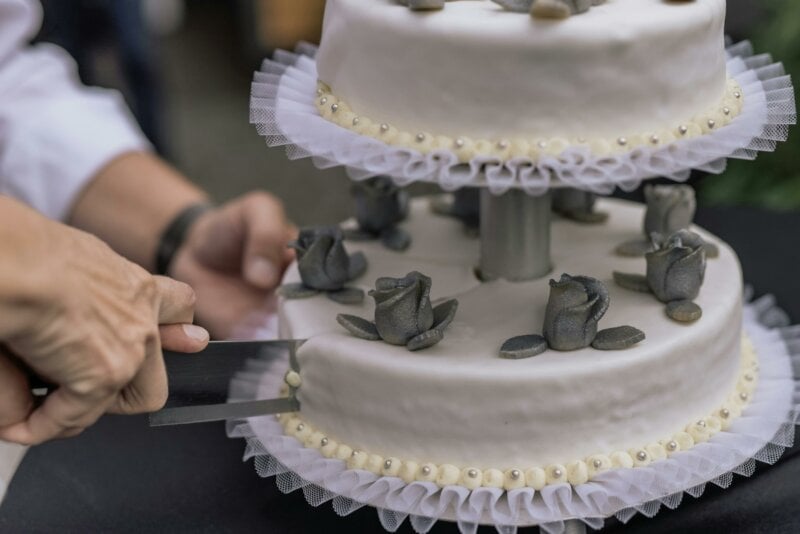 Gâteau avec des roses argentées