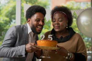 Couple en train de célébrer leurs noces d’argent