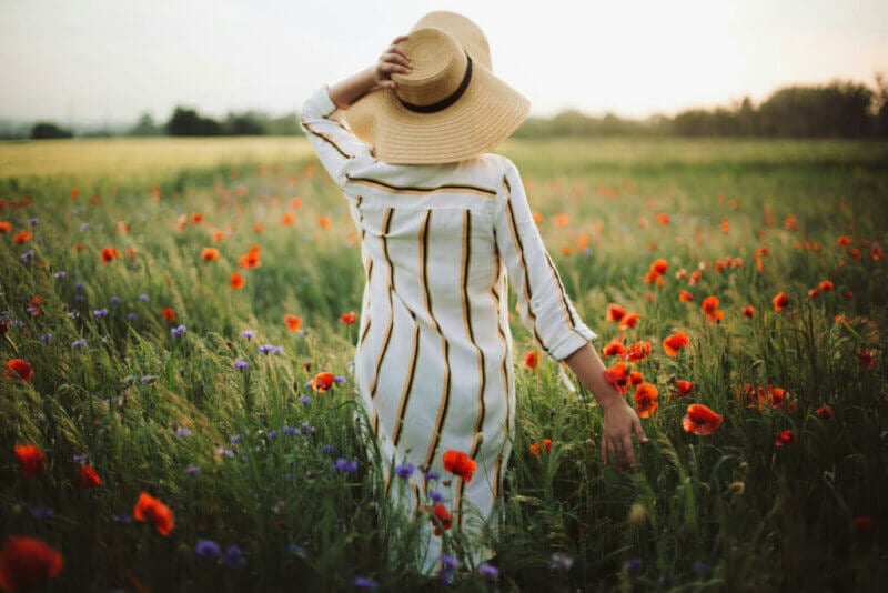 Femme dans un champ de coquelicots