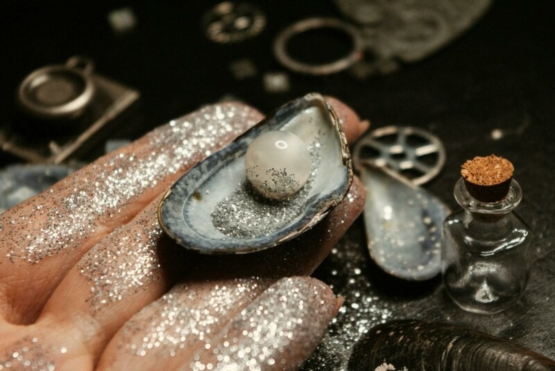 Perle de moule dans une main