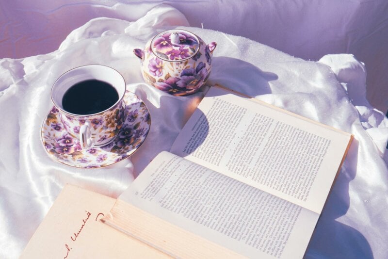 Service à thé en porcelaine et livre