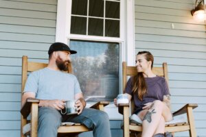 Couple en train de boire une boisson chaude dehors