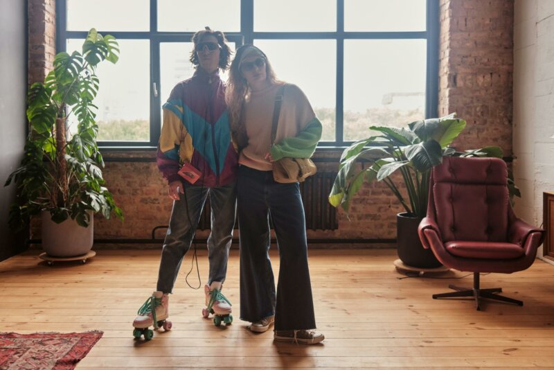 Couple habillé dans le style années 80