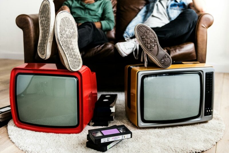 Couple avec téléviseurs vintage