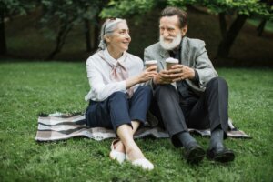 Couple en train de boire un café dans un parc