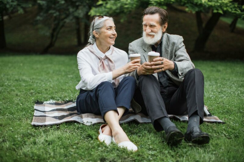 Couple en train de boire un café dans un parc