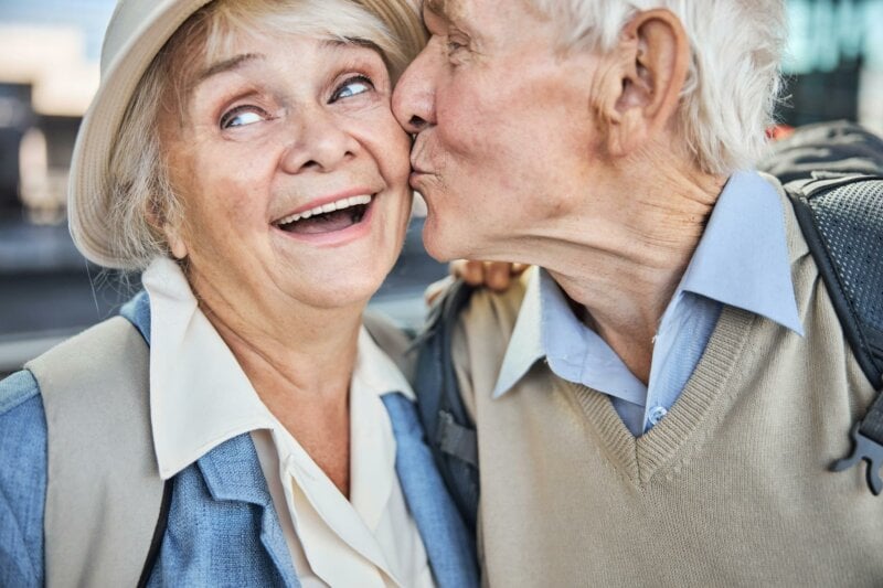 Couple âgé en train de s'embrasser