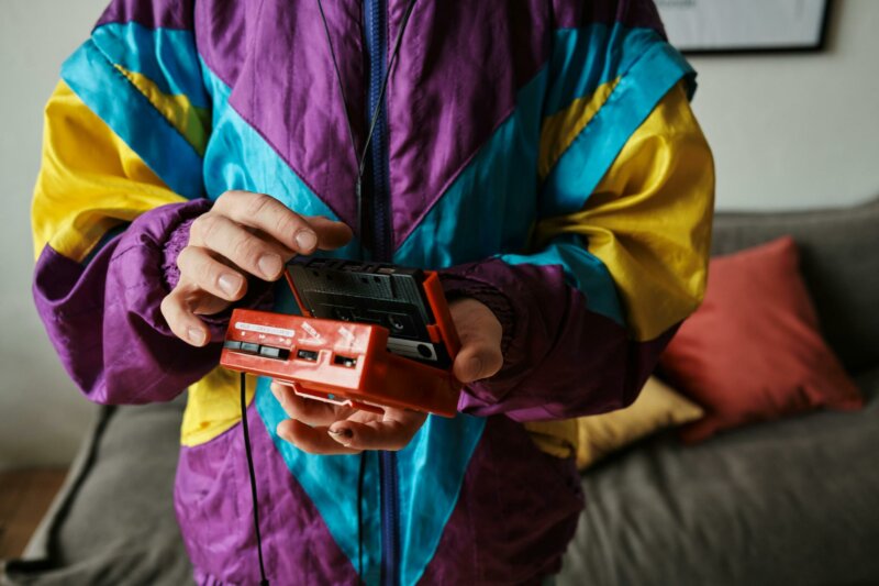 Homme tenant un walkman
