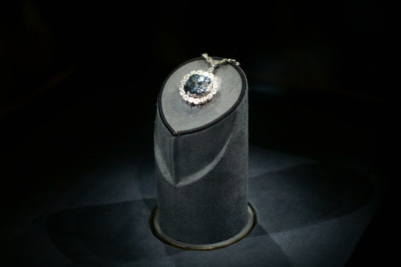 Pendentif avec un diamant bleu