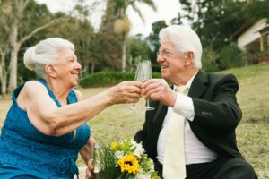 Couple âgé portant un toast