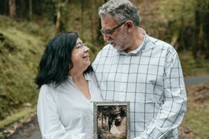 Couple avec une photo de mariage ancienne
