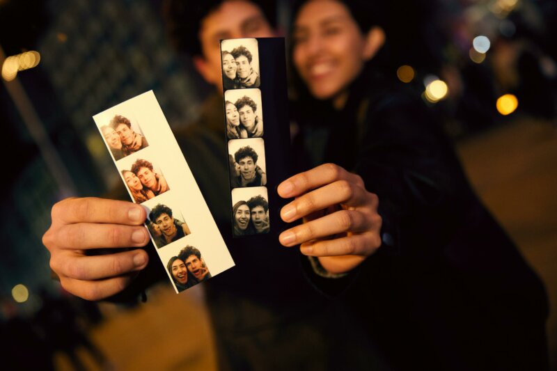 Couple tenant des photos de photomaton