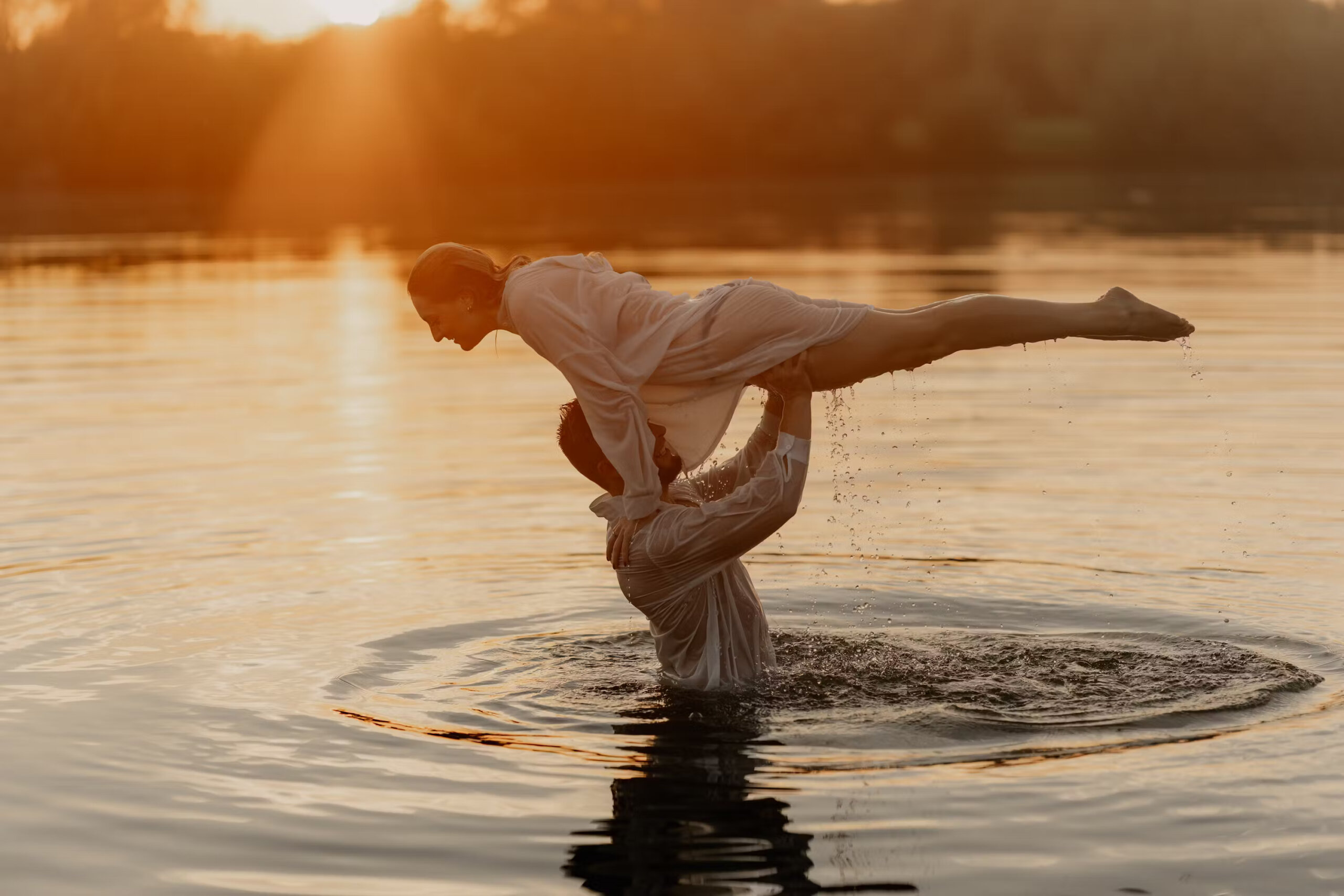 Mann hält Frau im See