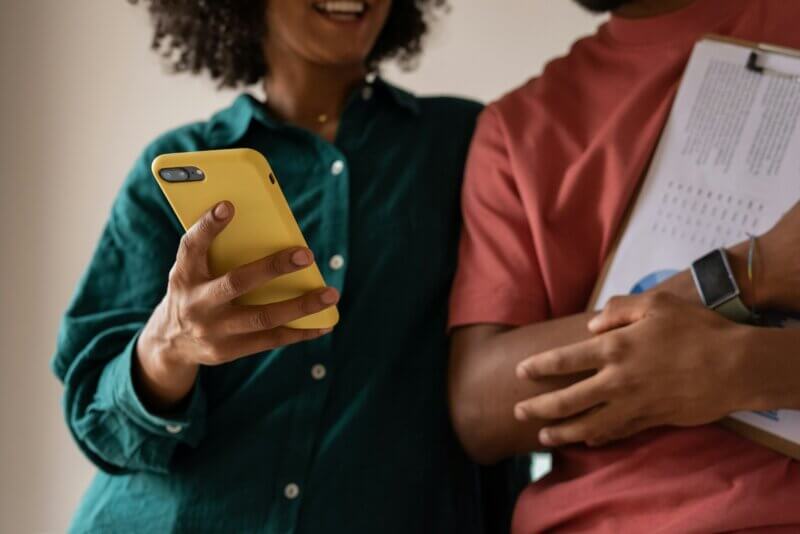Couple regardant un téléphone
