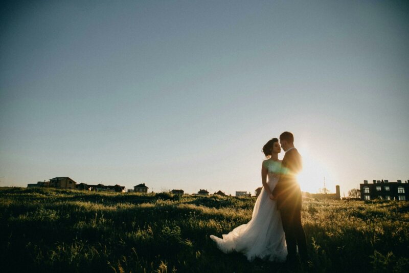Couple de mariés au coucher du soleil