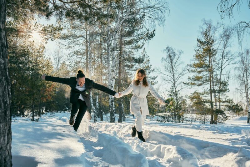 Couple de mariés dans la neige