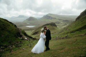 Couple de mariés dans un paysage sauvage