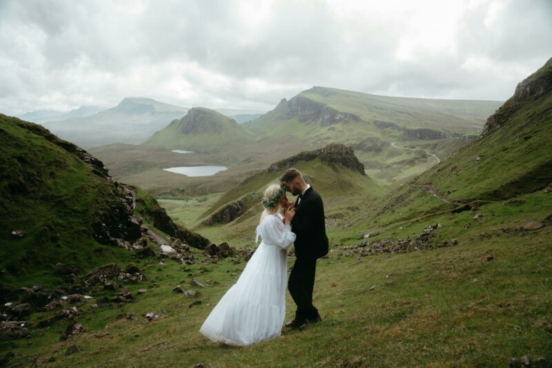 Couple de mariés dans un paysage sauvage