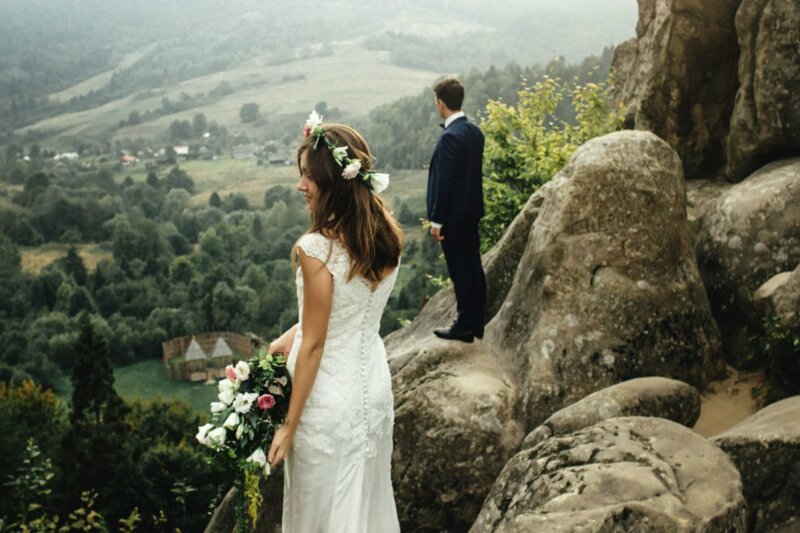 Couple de mariés sur une falaise